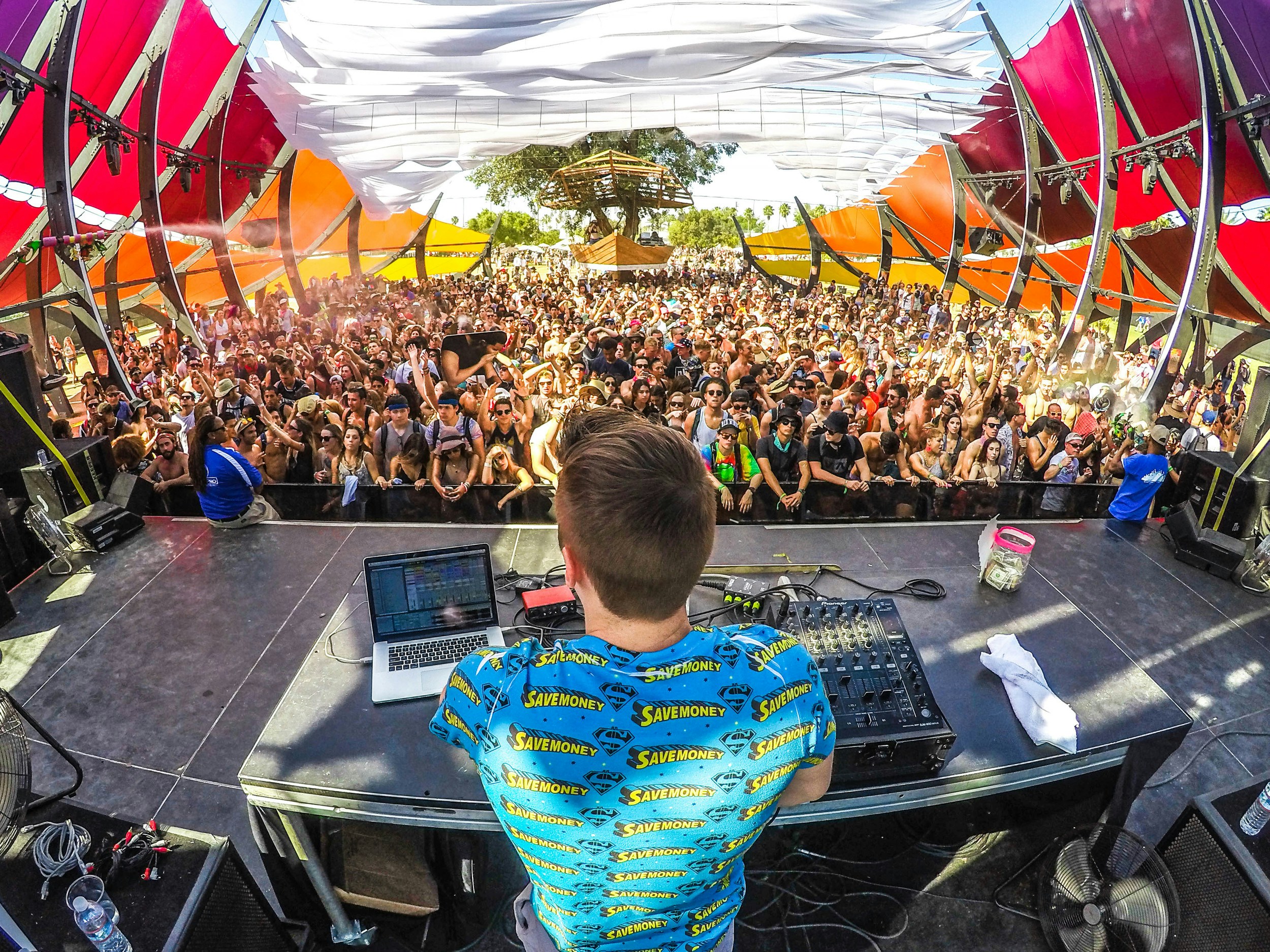 Foto van een stage bij een festival.